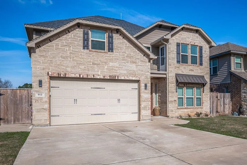 912 Roberts Street East Bernard, TX 77435