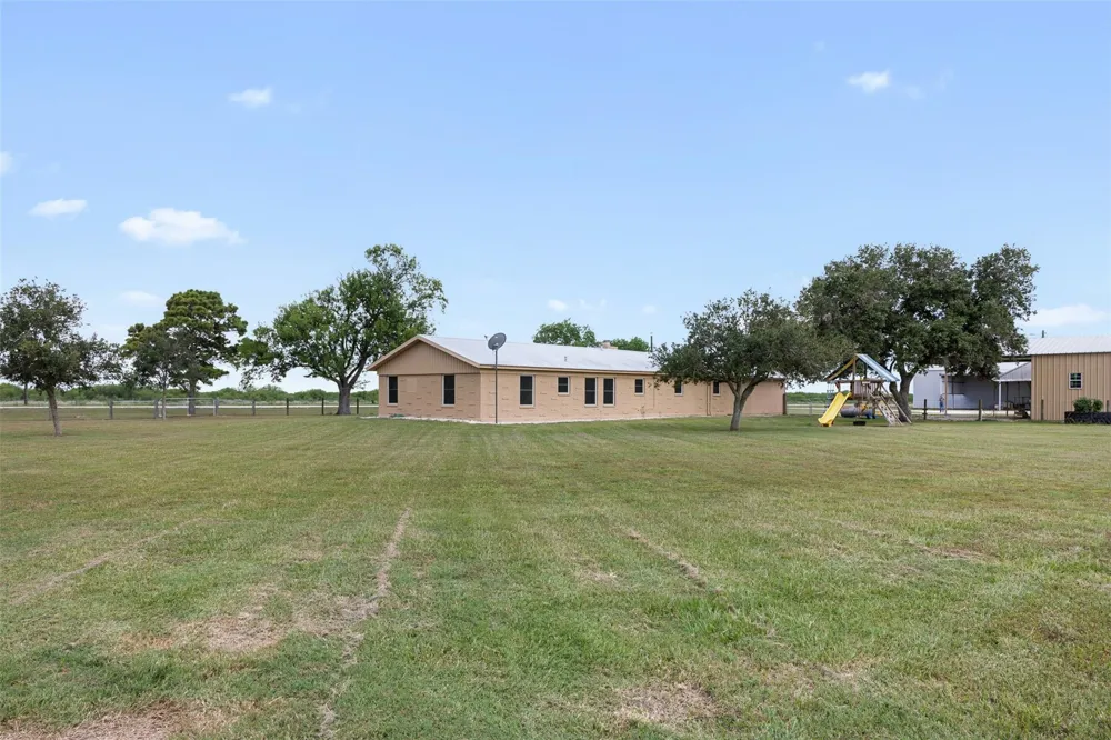 23783 Fm 530 Hallettsville, TX 77964