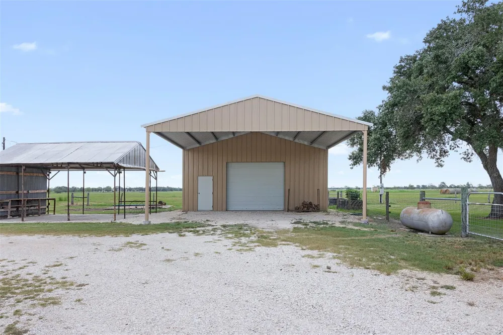 23783 Fm 530 Hallettsville, TX 77964