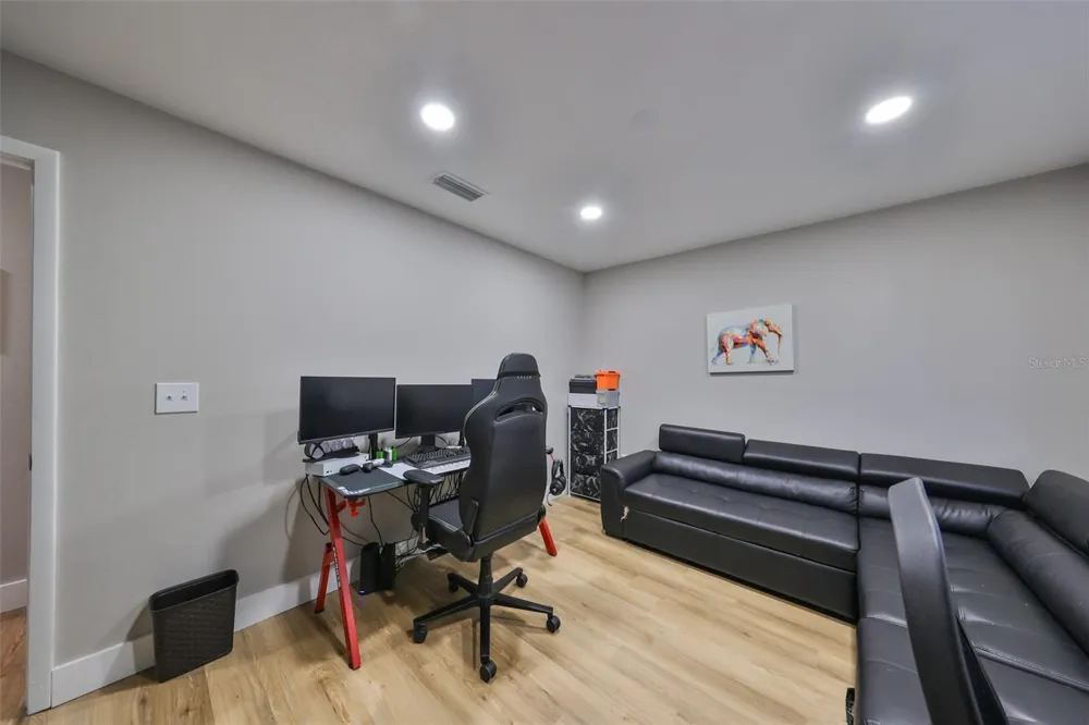 9309 HAMPSHIRE PARK DRIVE Tampa, FL 33647