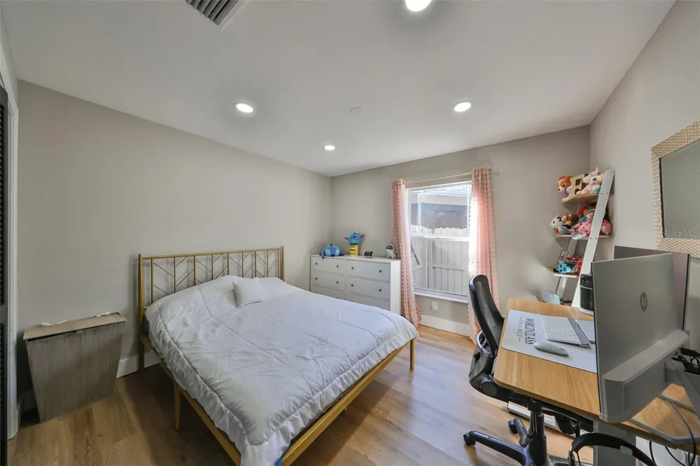 9309 HAMPSHIRE PARK DRIVE Tampa, FL 33647