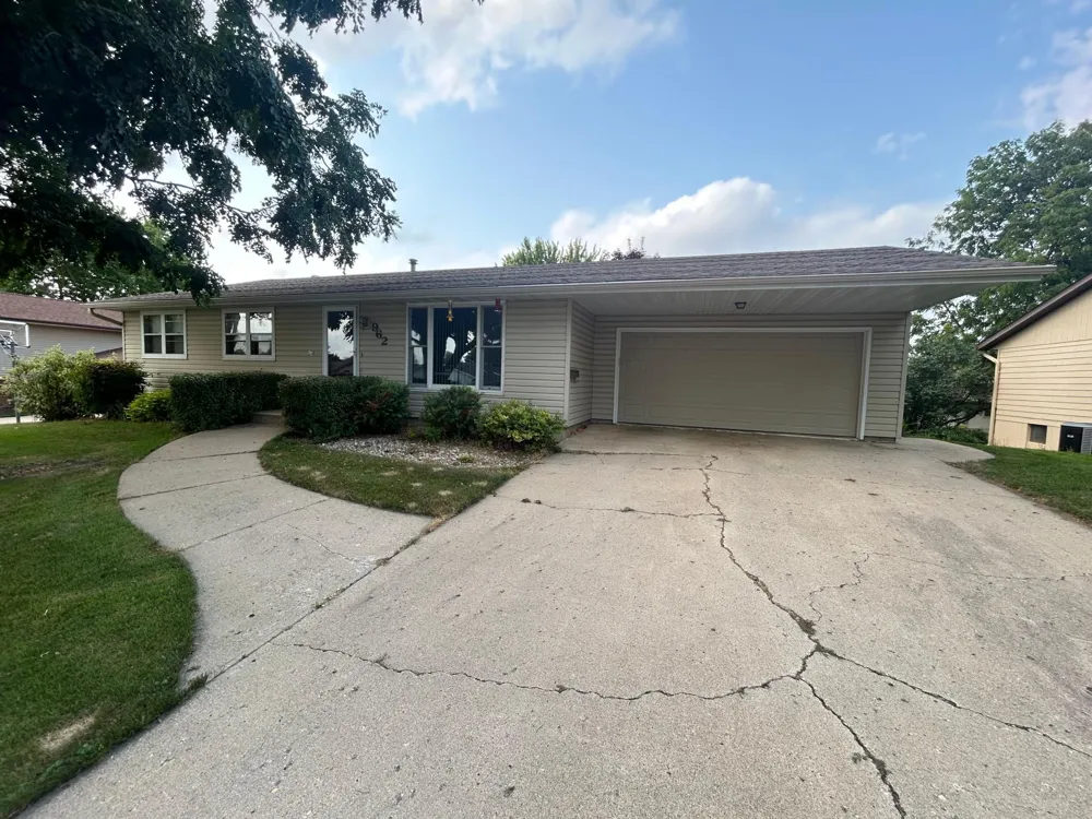 962 Miles Drive Worthington, MN 56187