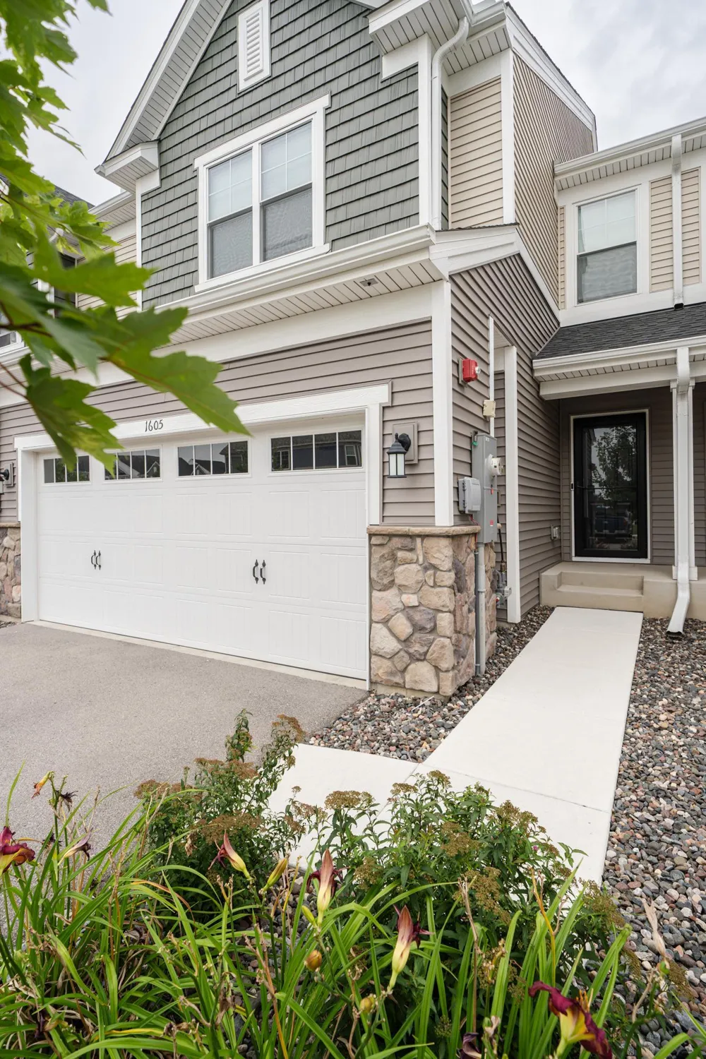 1605 Gable Drive Carver, MN 55315