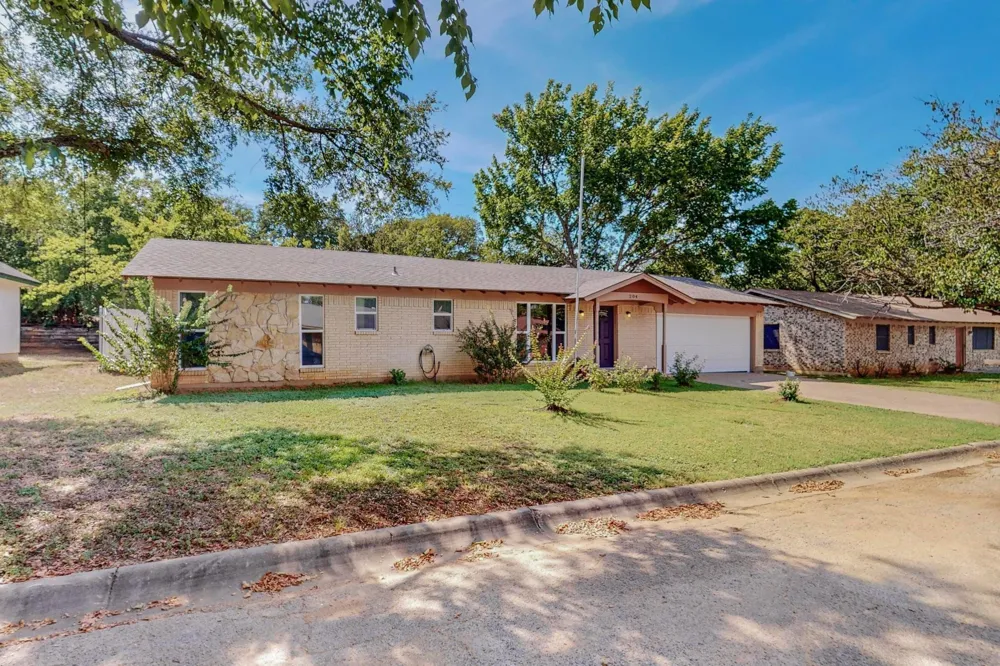 204 Pine Street Keene, TX 76059