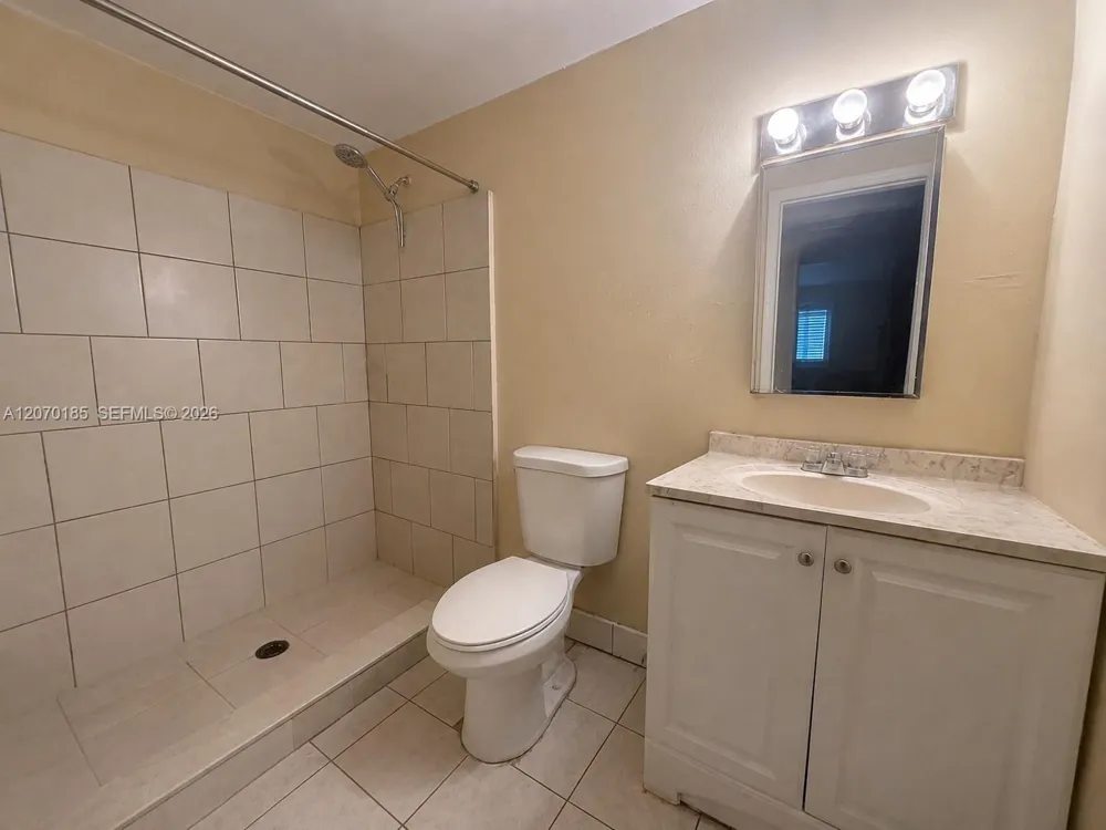 3700 NW 21st St #206 Lauderdale Lakes, FL 33311