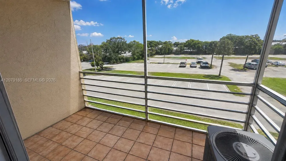 3700 NW 21st St #206 Lauderdale Lakes, FL 33311