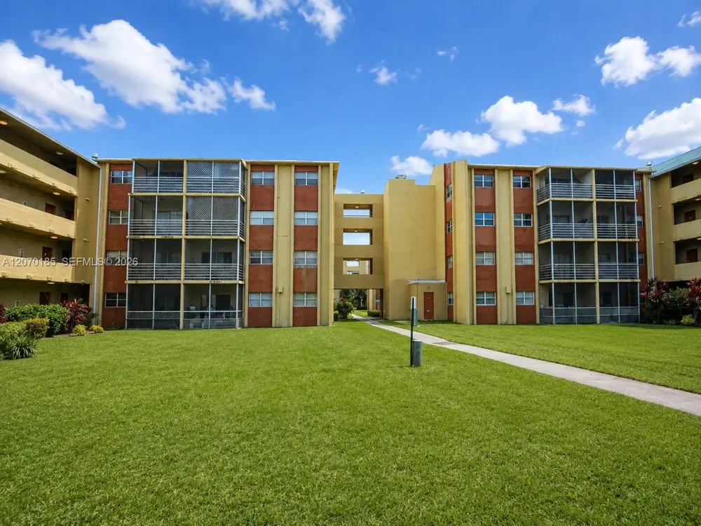 3700 NW 21st St #206 Lauderdale Lakes, FL 33311