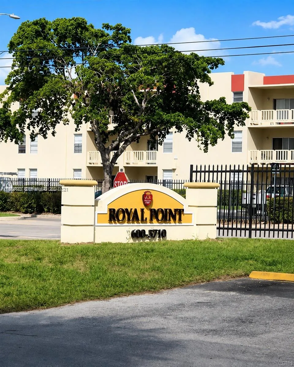 3700 NW 21st St #206 Lauderdale Lakes, FL 33311