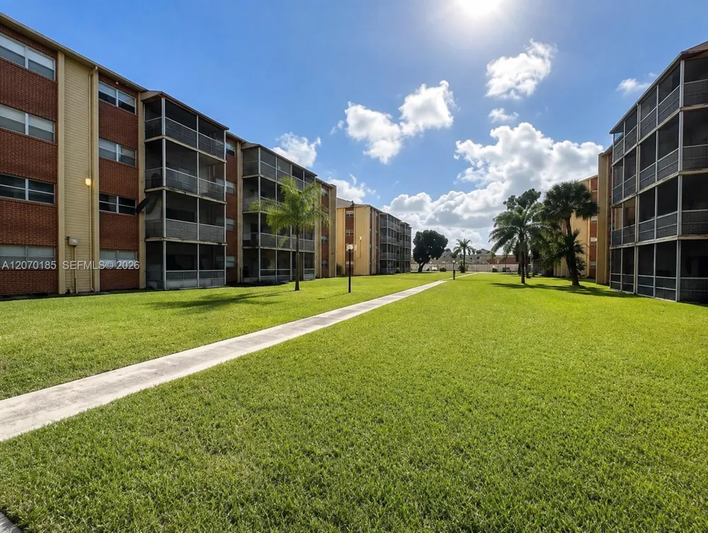 3700 NW 21st St #206 Lauderdale Lakes, FL 33311