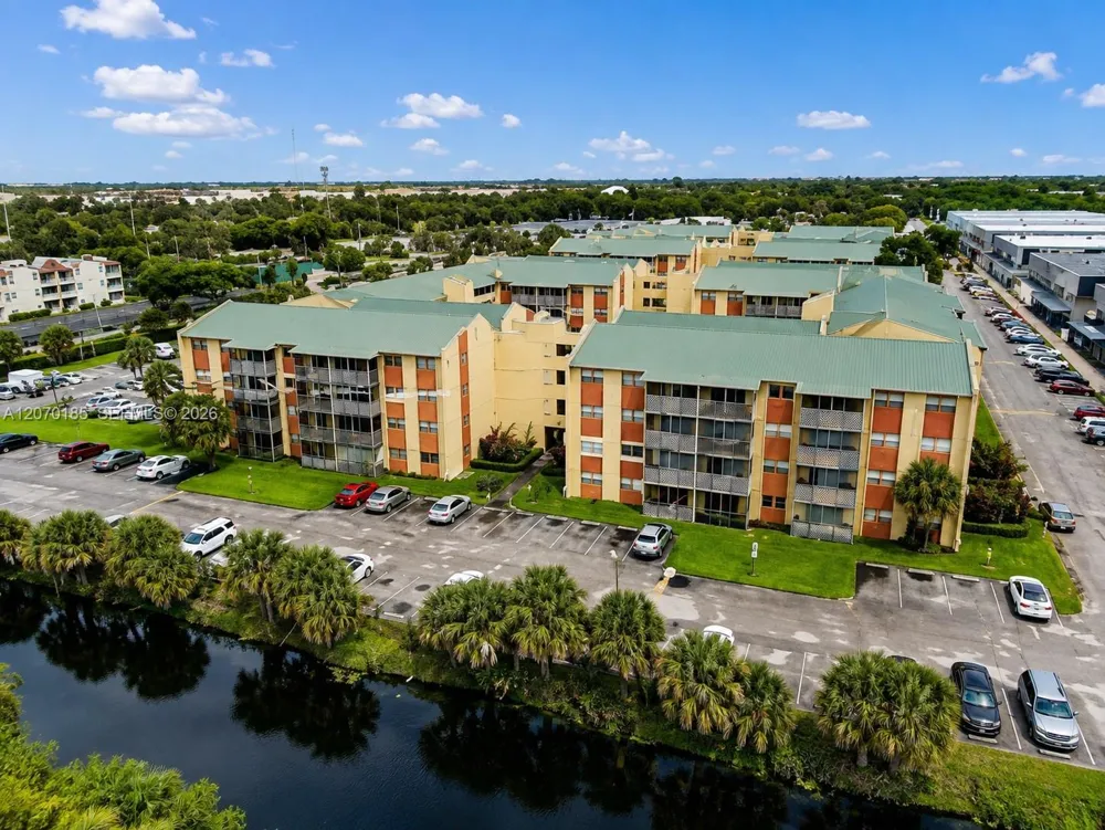 3700 NW 21st St #206 Lauderdale Lakes, FL 33311