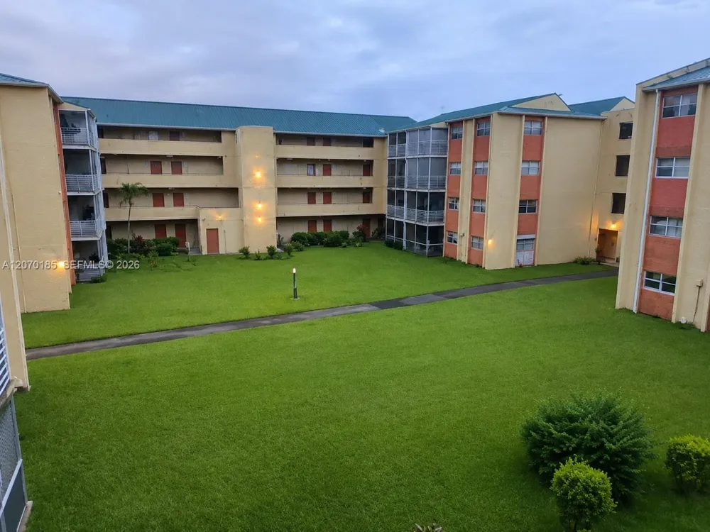 3700 NW 21st St #206 Lauderdale Lakes, FL 33311