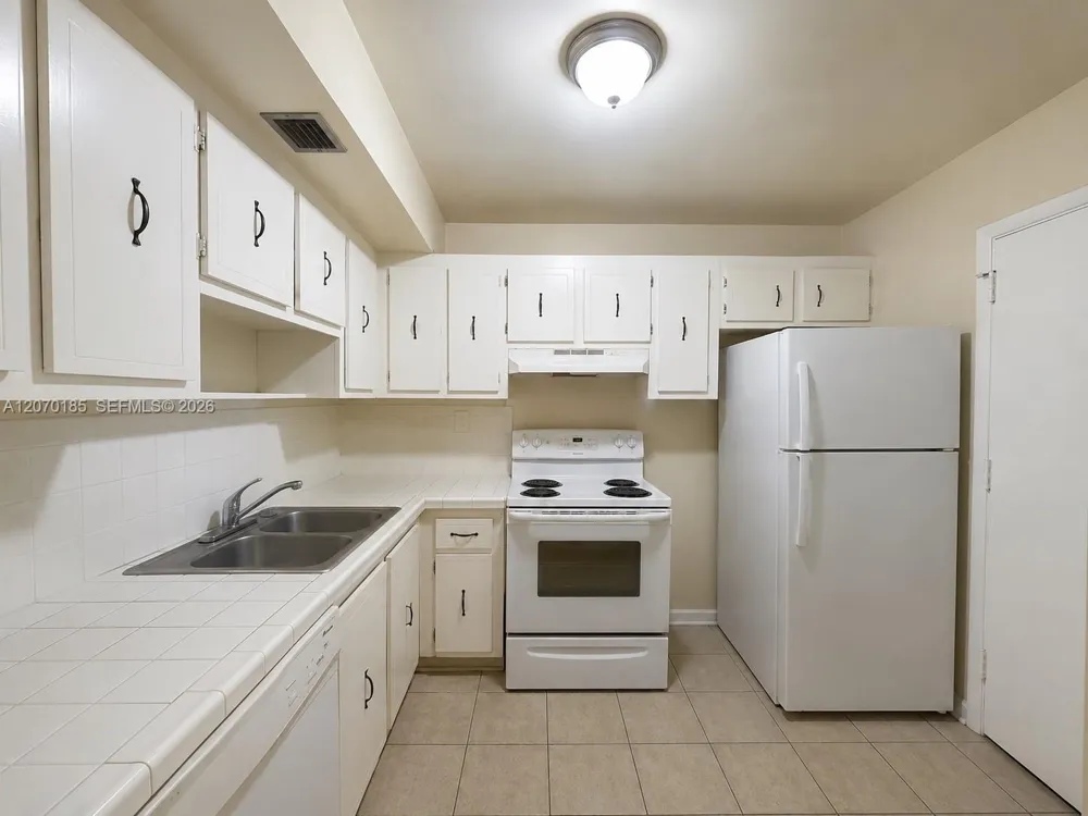 3700 NW 21st St #206 Lauderdale Lakes, FL 33311
