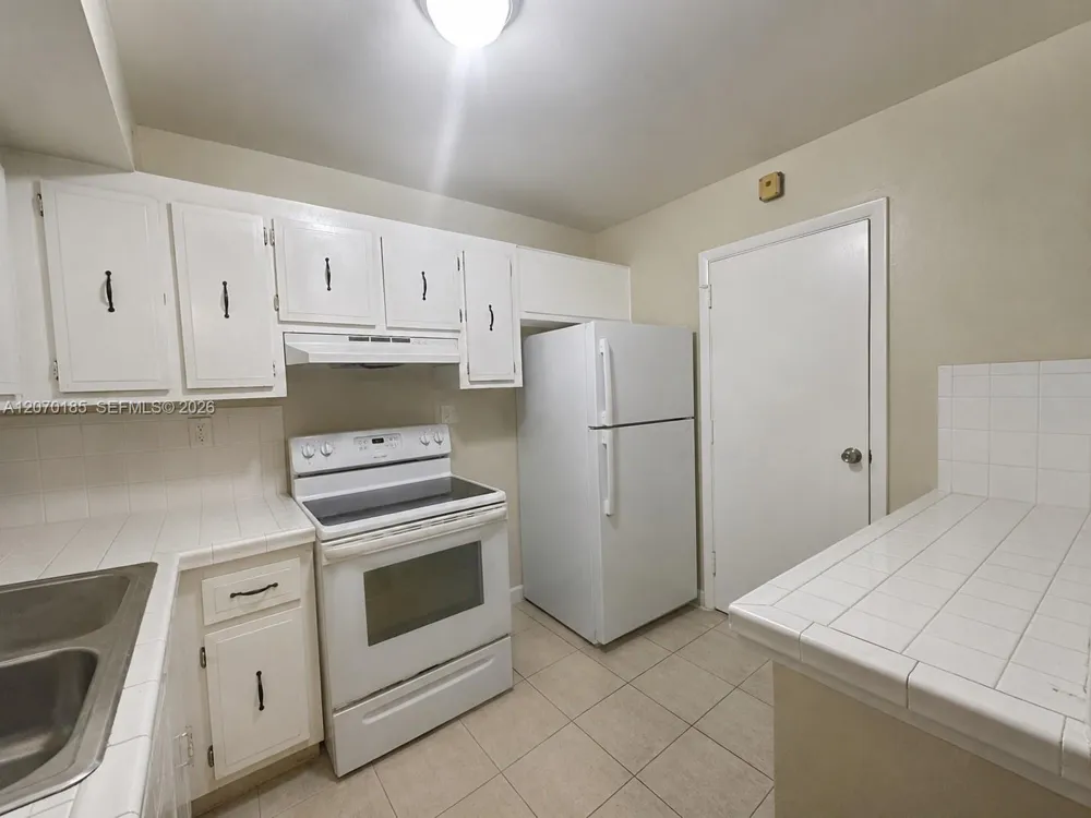 3700 NW 21st St #206 Lauderdale Lakes, FL 33311