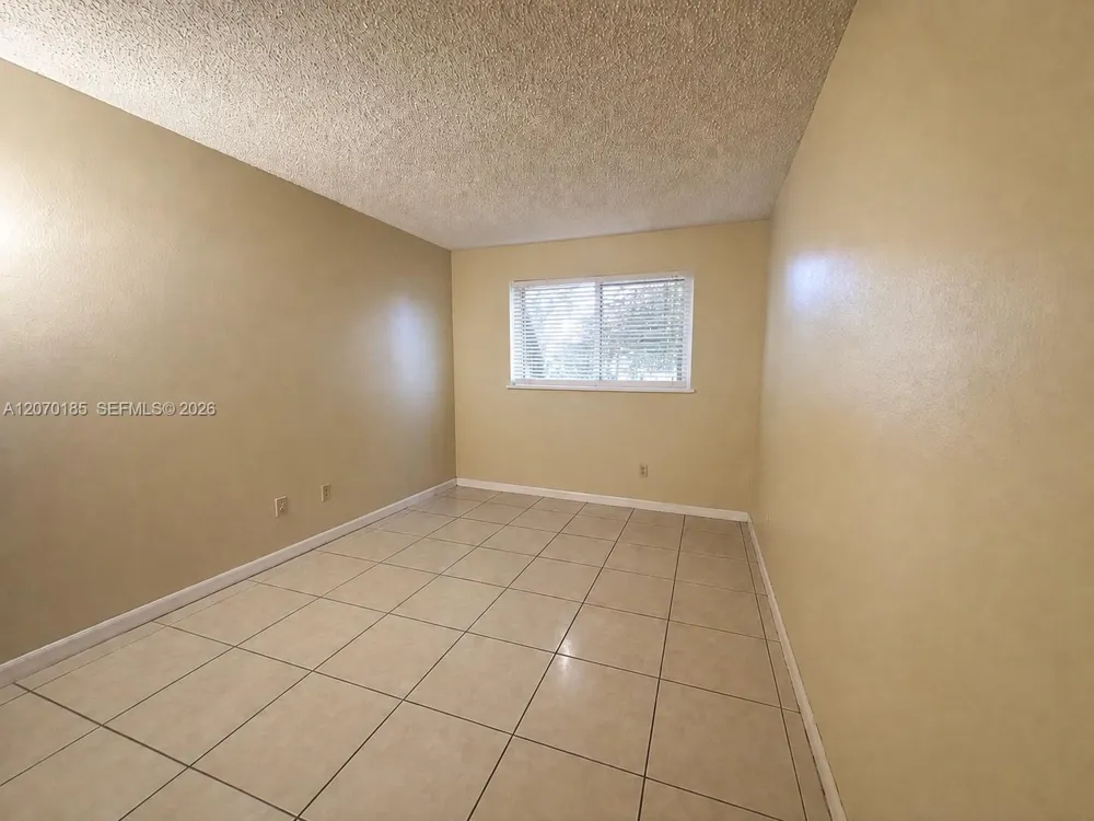 3700 NW 21st St #206 Lauderdale Lakes, FL 33311