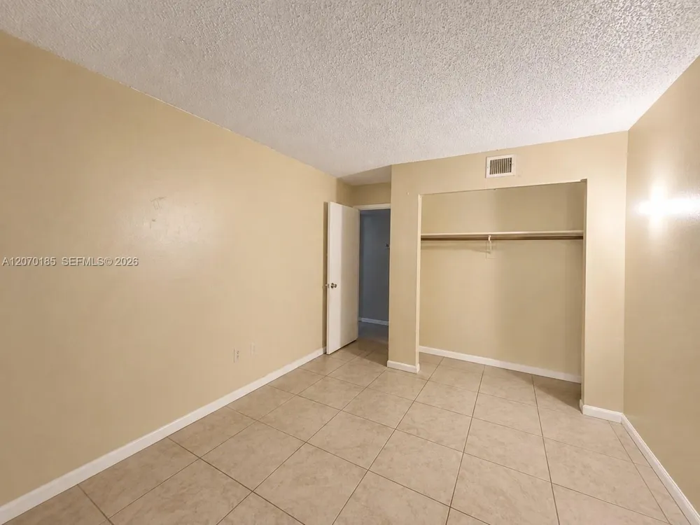 3700 NW 21st St #206 Lauderdale Lakes, FL 33311