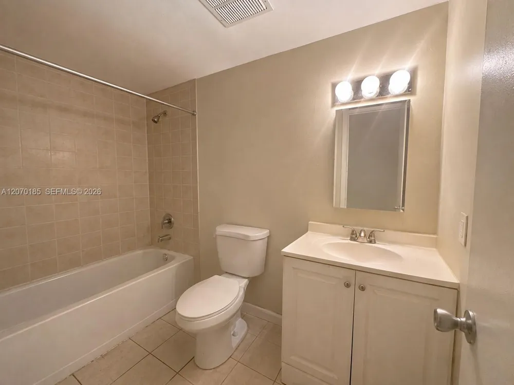 3700 NW 21st St #206 Lauderdale Lakes, FL 33311