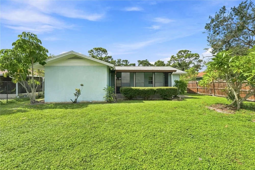 2855 DUEBY STREET Sarasota, FL 34231