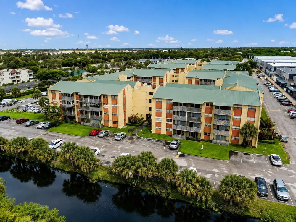 3600 NW 21st St #313 Lauderdale Lakes, FL 33311