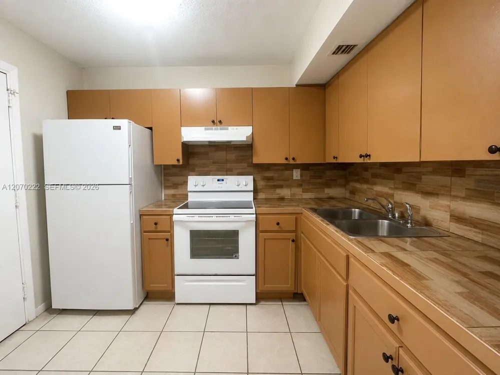 3600 NW 21st St #313 Lauderdale Lakes, FL 33311