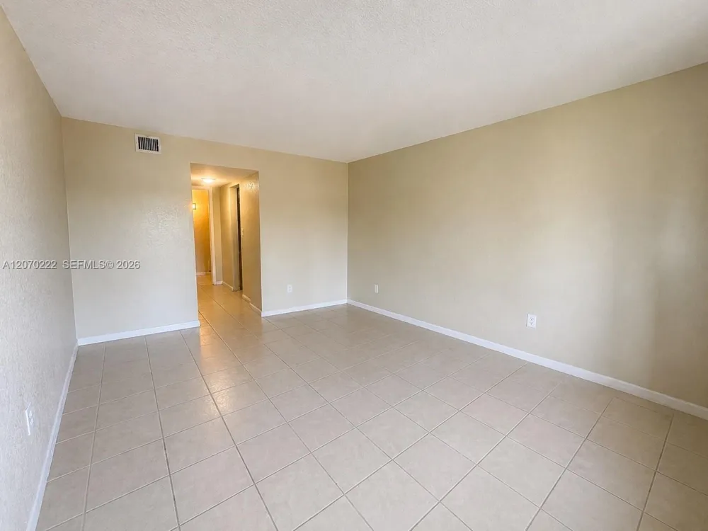 3600 NW 21st St #313 Lauderdale Lakes, FL 33311