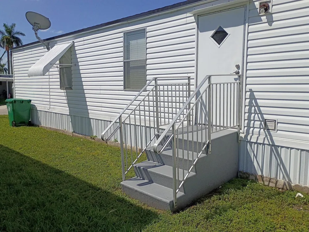 8517 SW 17TH COURT Davie, FL 33324