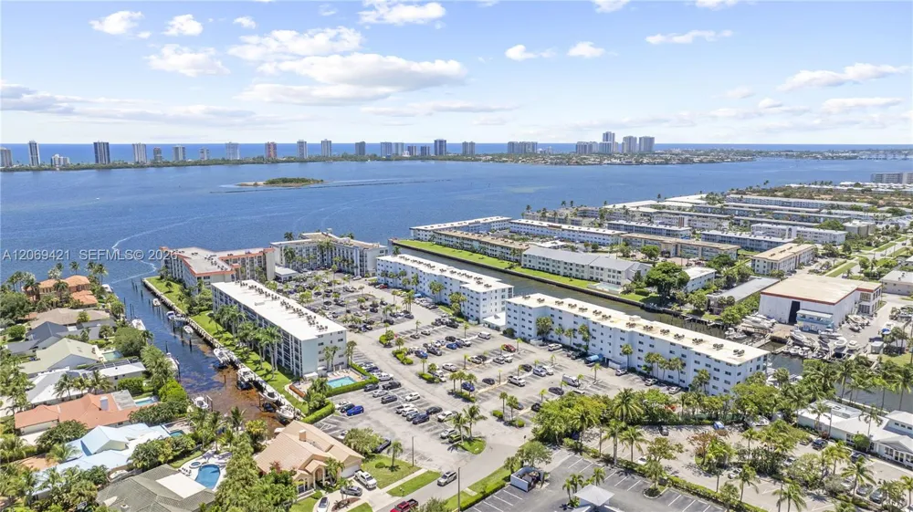 104 Paradise Harbour Blvd #114 North Palm Beach, FL 33408