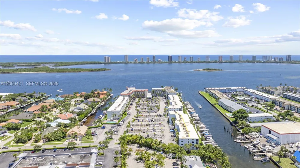 104 Paradise Harbour Blvd #114 North Palm Beach, FL 33408