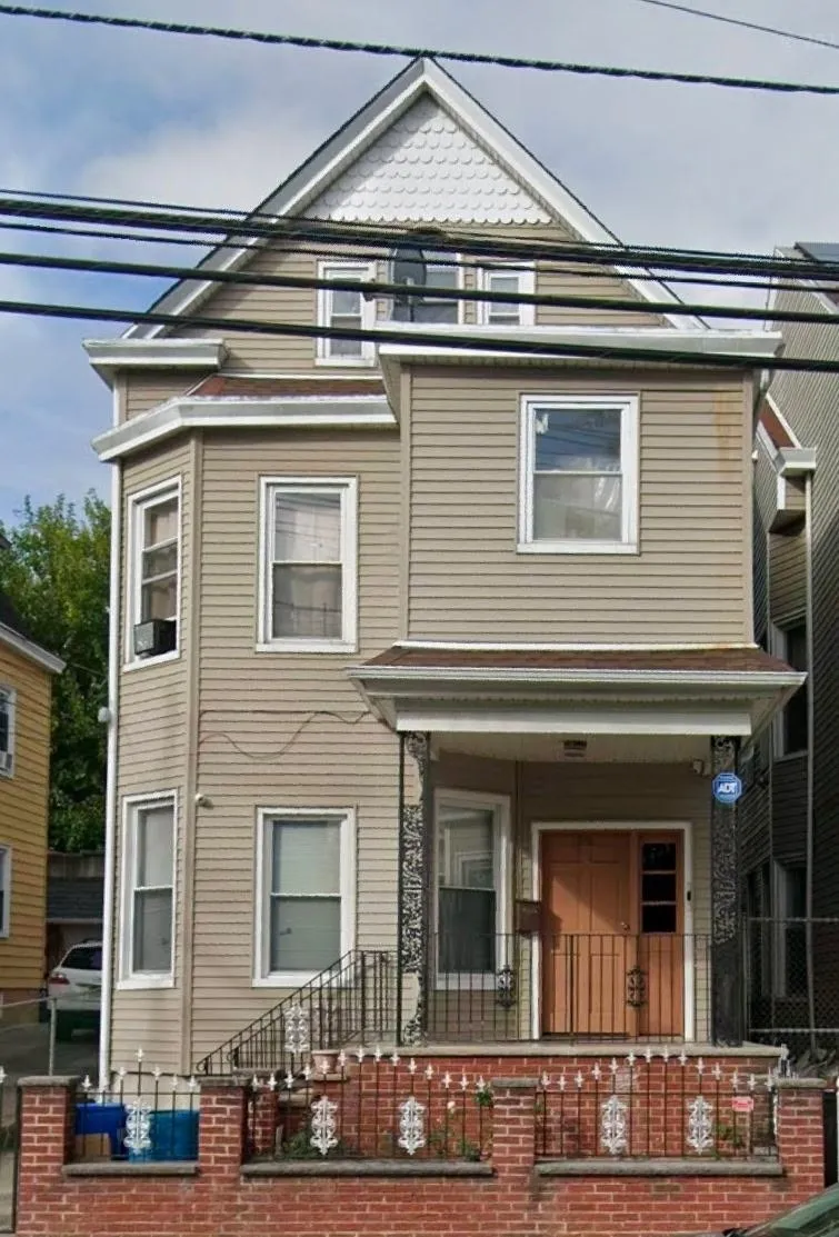 818 MADISON AVE Paterson, NJ 07501