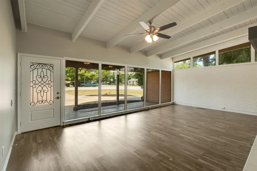 502 W Texas Avenue Iowa Park, TX 76367