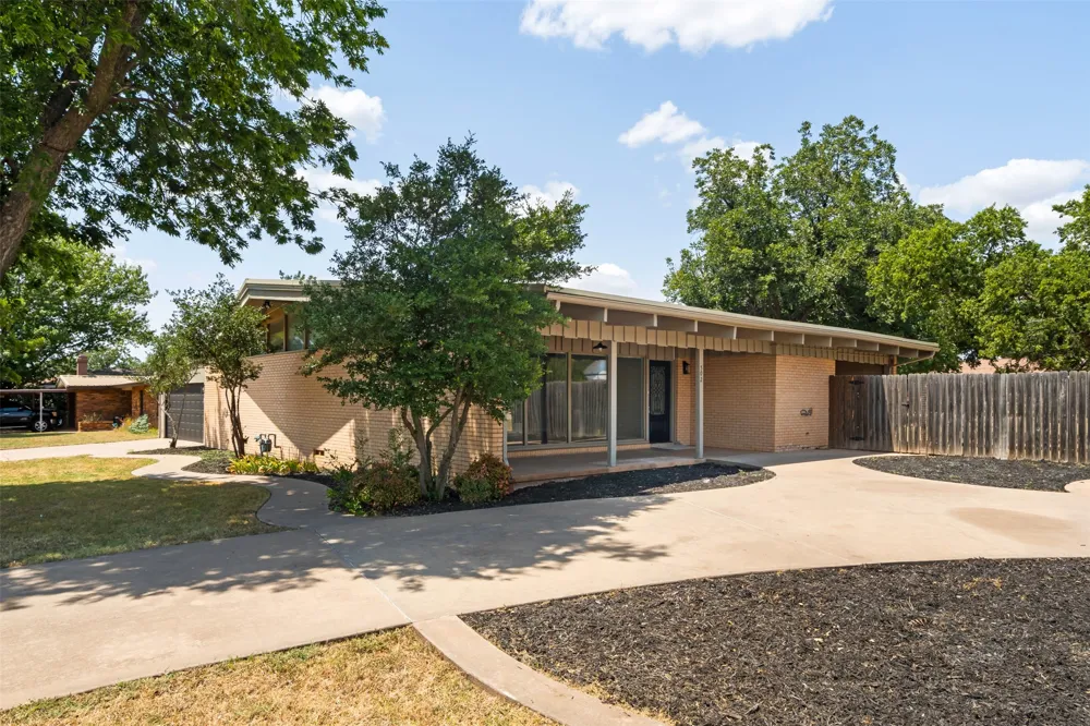 502 W Texas Avenue Iowa Park, TX 76367