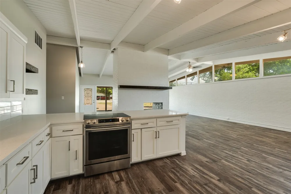 502 W Texas Avenue Iowa Park, TX 76367