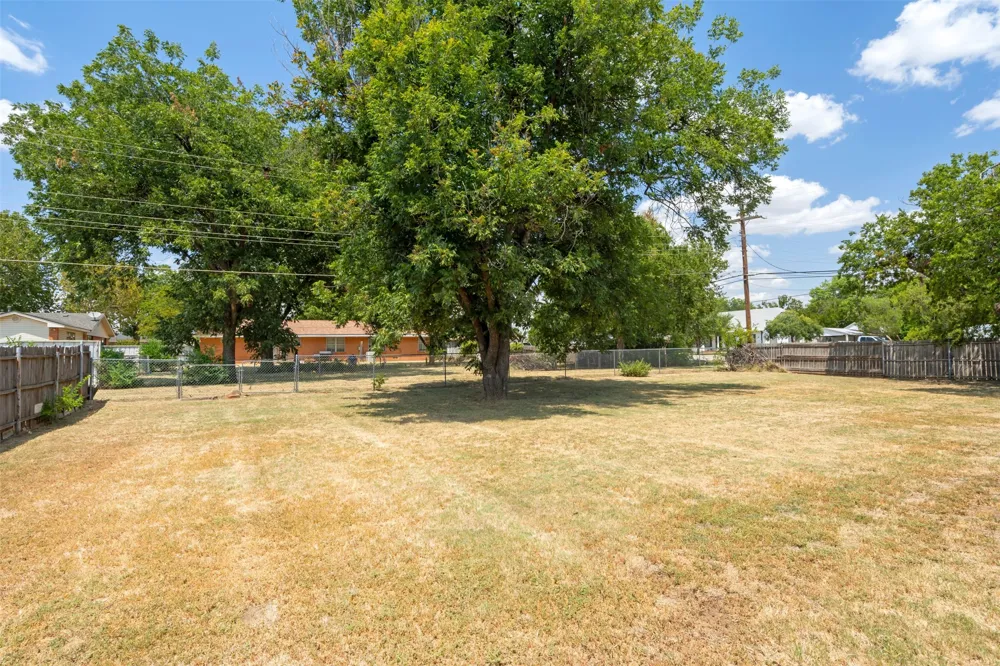 502 W Texas Avenue Iowa Park, TX 76367