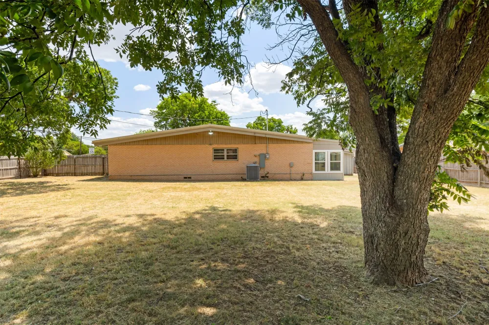 502 W Texas Avenue Iowa Park, TX 76367
