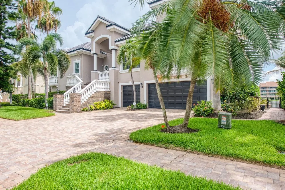 6113 PASADENA POINT BOULEVARD Gulfport, FL 33707