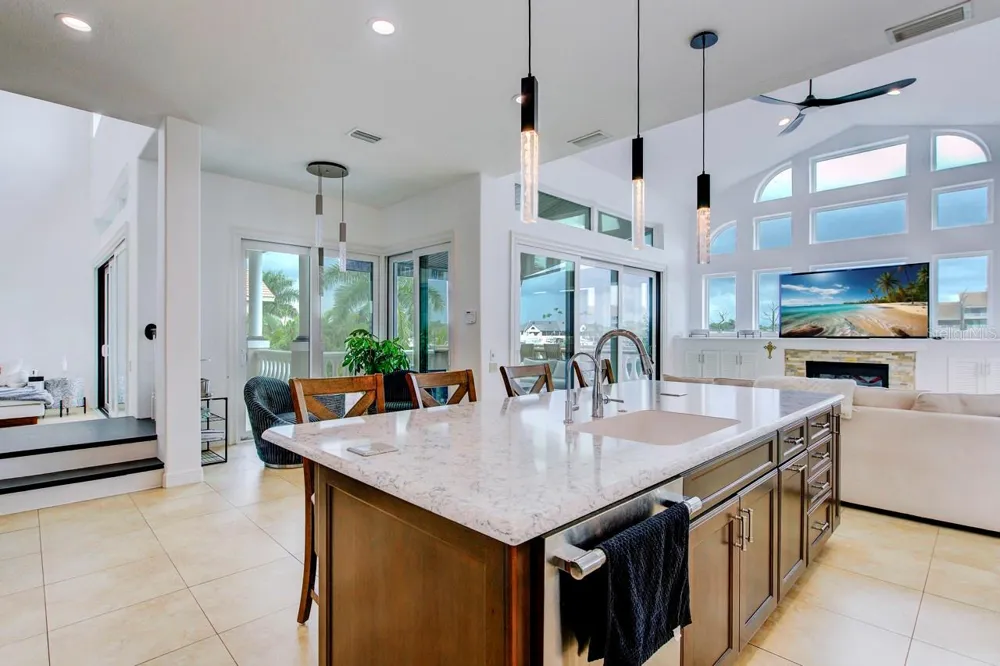 6113 PASADENA POINT BOULEVARD Gulfport, FL 33707
