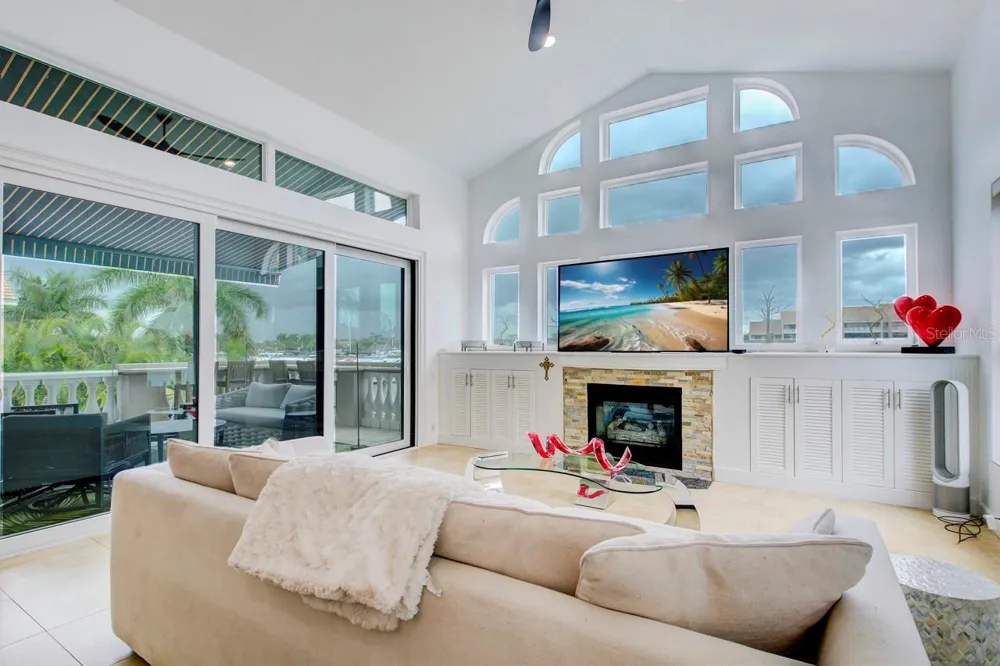6113 PASADENA POINT BOULEVARD Gulfport, FL 33707