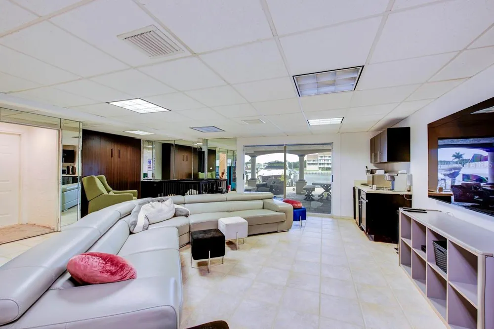 6113 PASADENA POINT BOULEVARD Gulfport, FL 33707