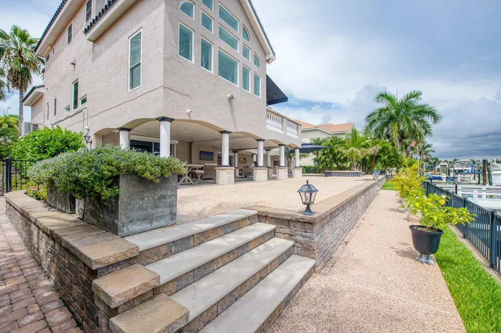6113 PASADENA POINT BOULEVARD Gulfport, FL 33707