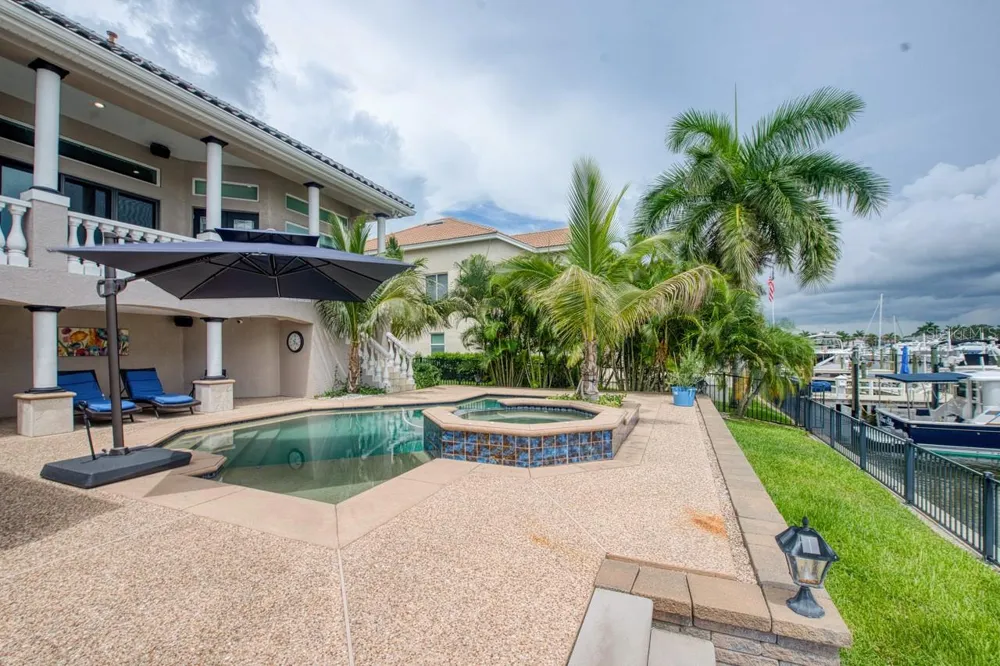 6113 PASADENA POINT BOULEVARD Gulfport, FL 33707