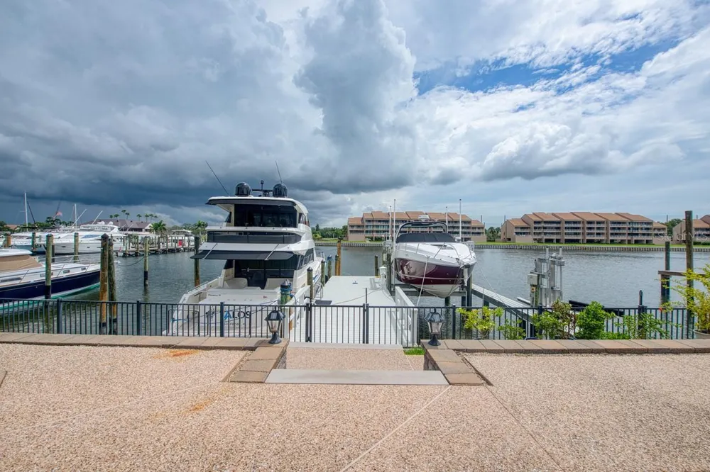 6113 PASADENA POINT BOULEVARD Gulfport, FL 33707
