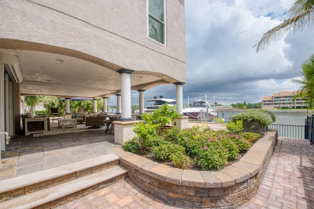 6113 PASADENA POINT BOULEVARD Gulfport, FL 33707