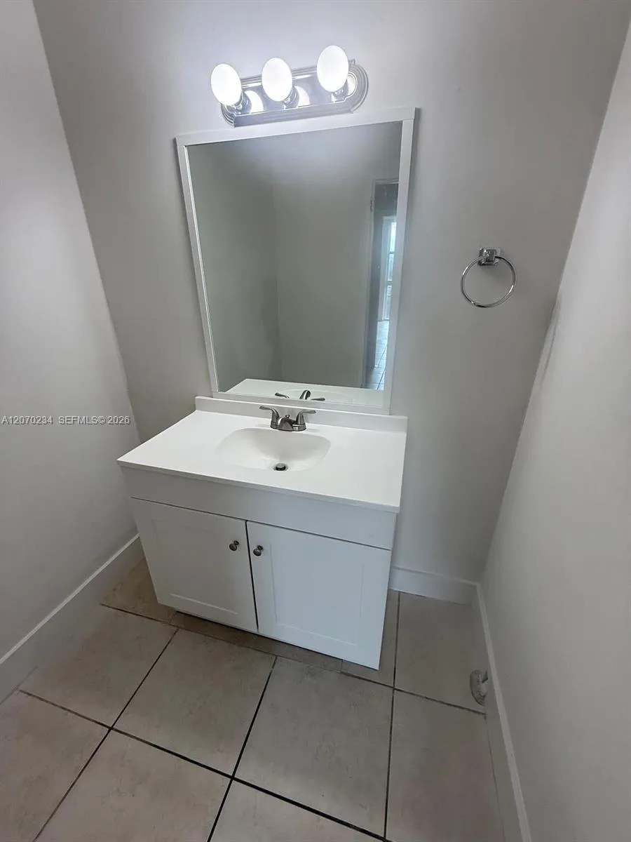 2075 NE 164th St #302 North Miami Beach, FL 33162