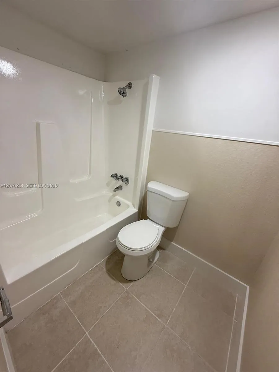 2075 NE 164th St #302 North Miami Beach, FL 33162