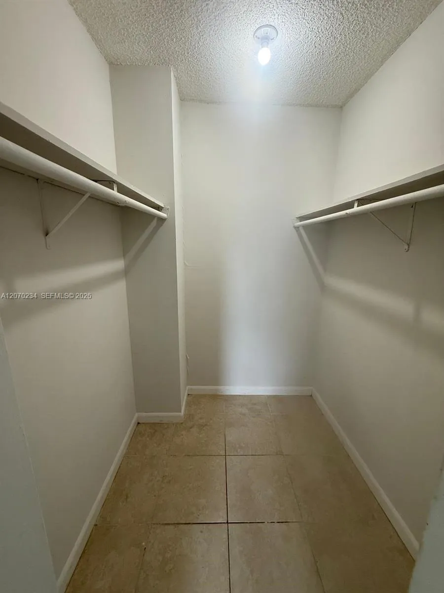 2075 NE 164th St #302 North Miami Beach, FL 33162