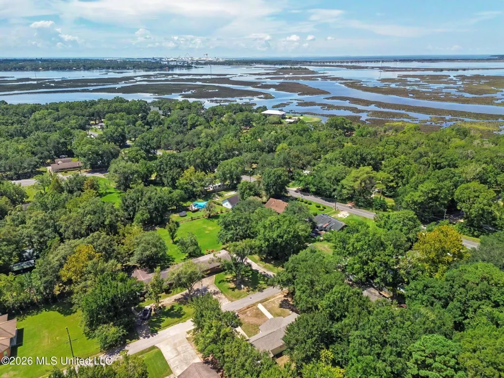 3513 Hemlock Avenue Moss Point, MS 39563