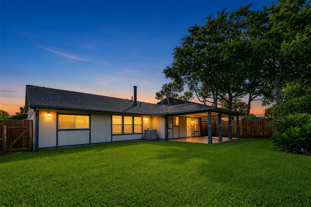 15819 Contender Lane Friendswood, TX 77546
