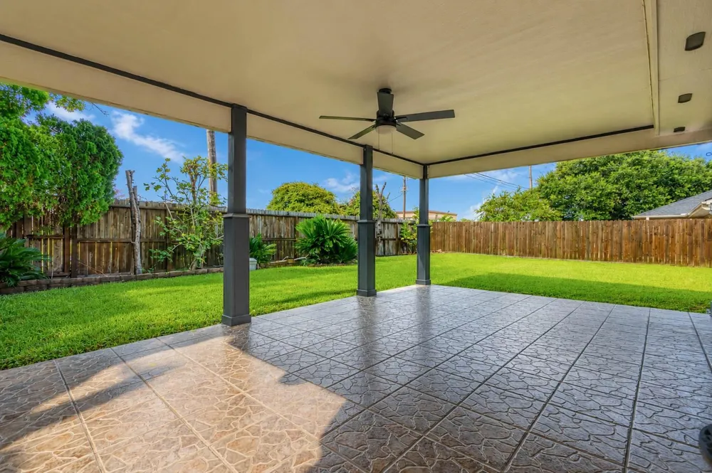 15819 Contender Lane Friendswood, TX 77546