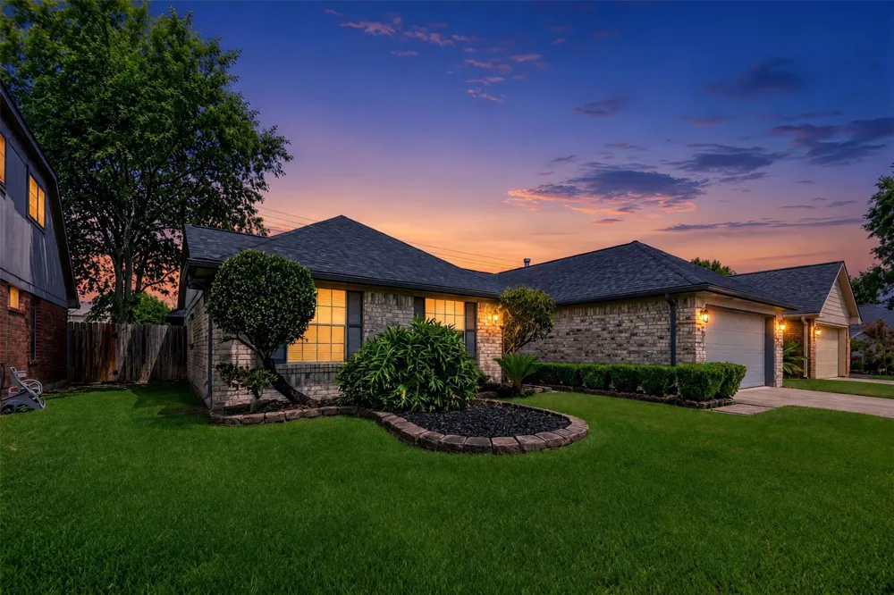 15819 Contender Lane Friendswood, TX 77546