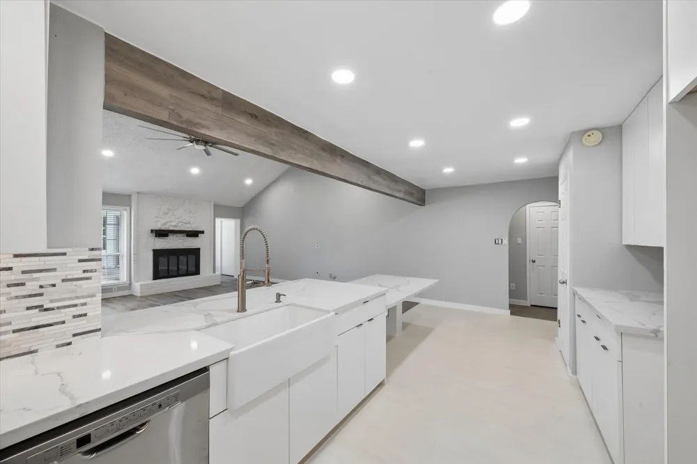 608 Tanglewood Drive Friendswood, TX 77546