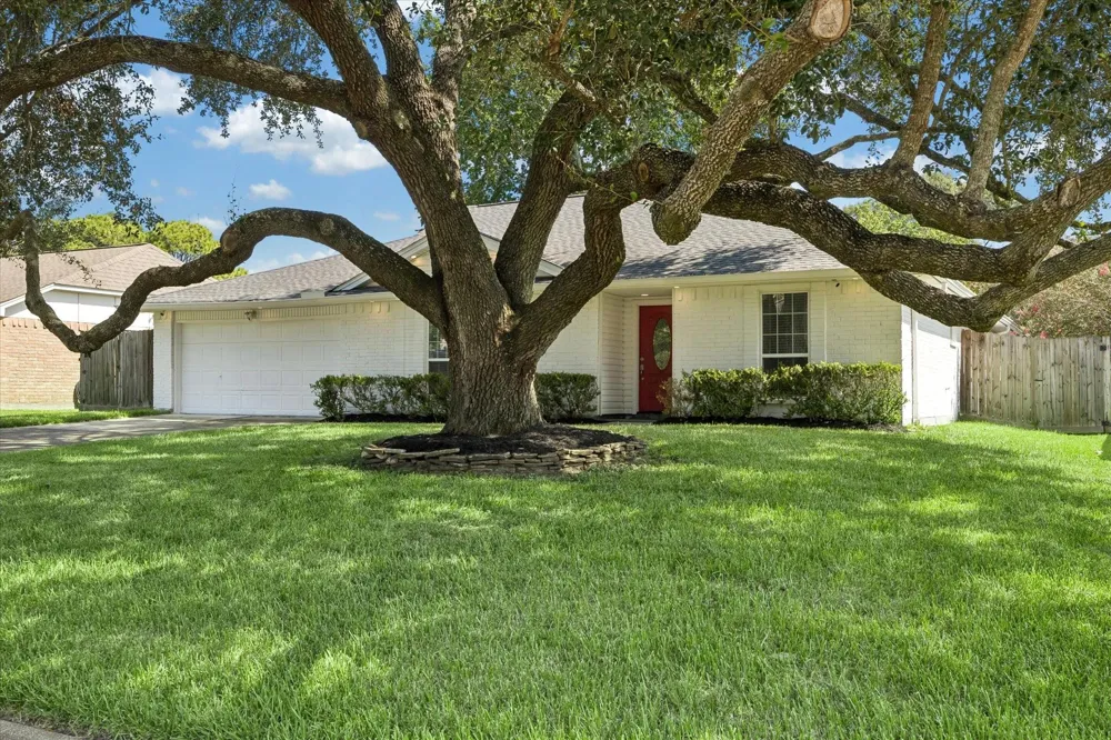608 Tanglewood Drive Friendswood, TX 77546